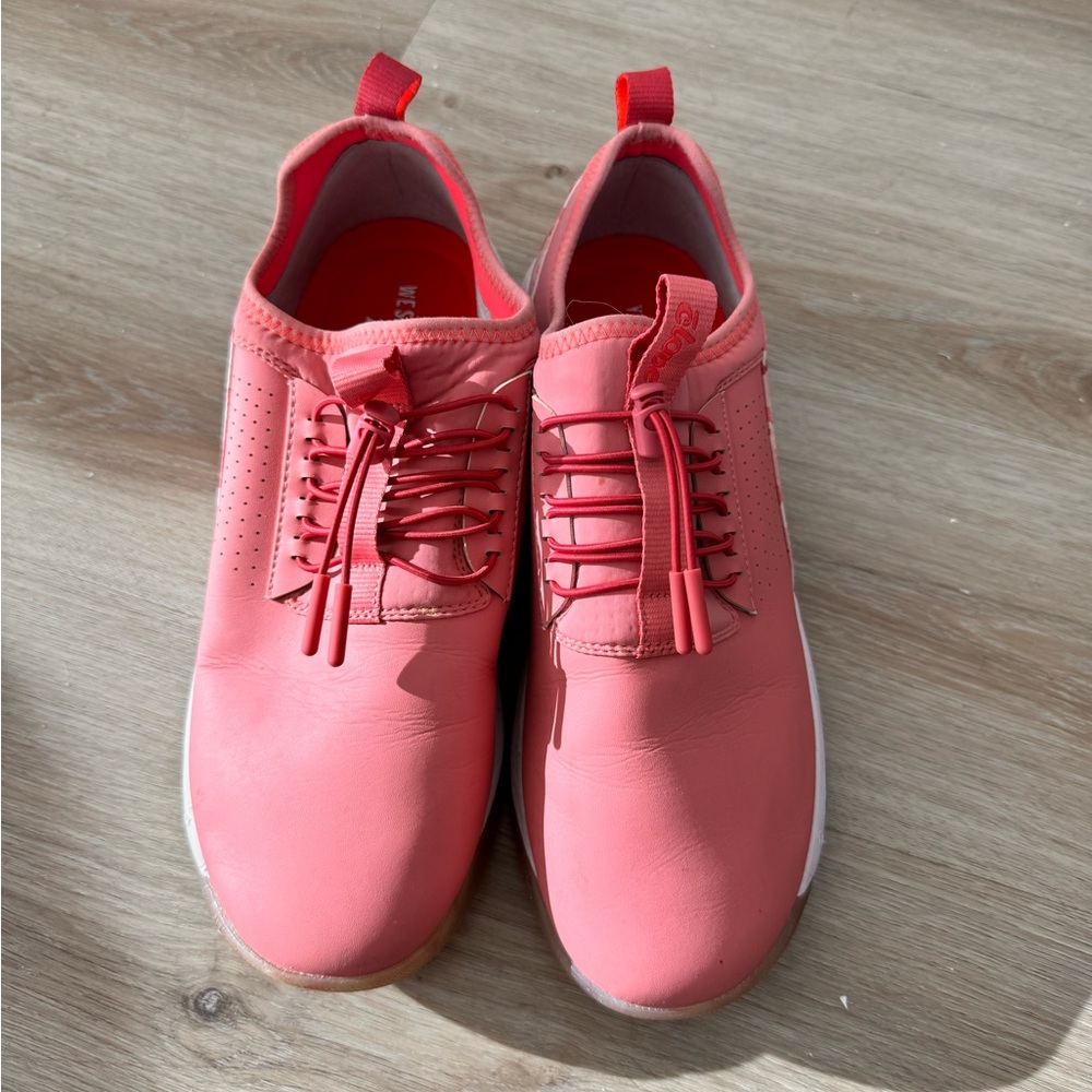 Pink Camo Clove Women’s Size 10.5